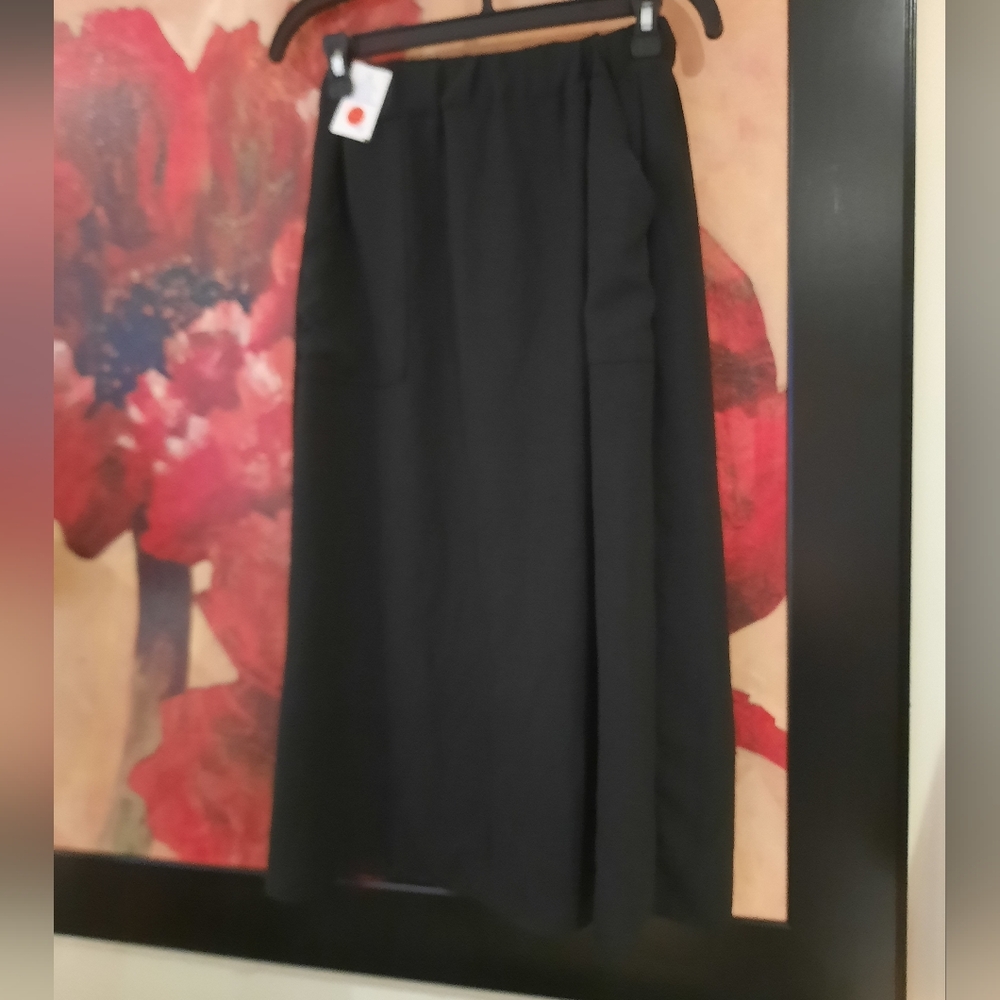 NWT SLEEK FLOWING BLACK 30" LONG SKIRT SIDE POCKETS Size Small